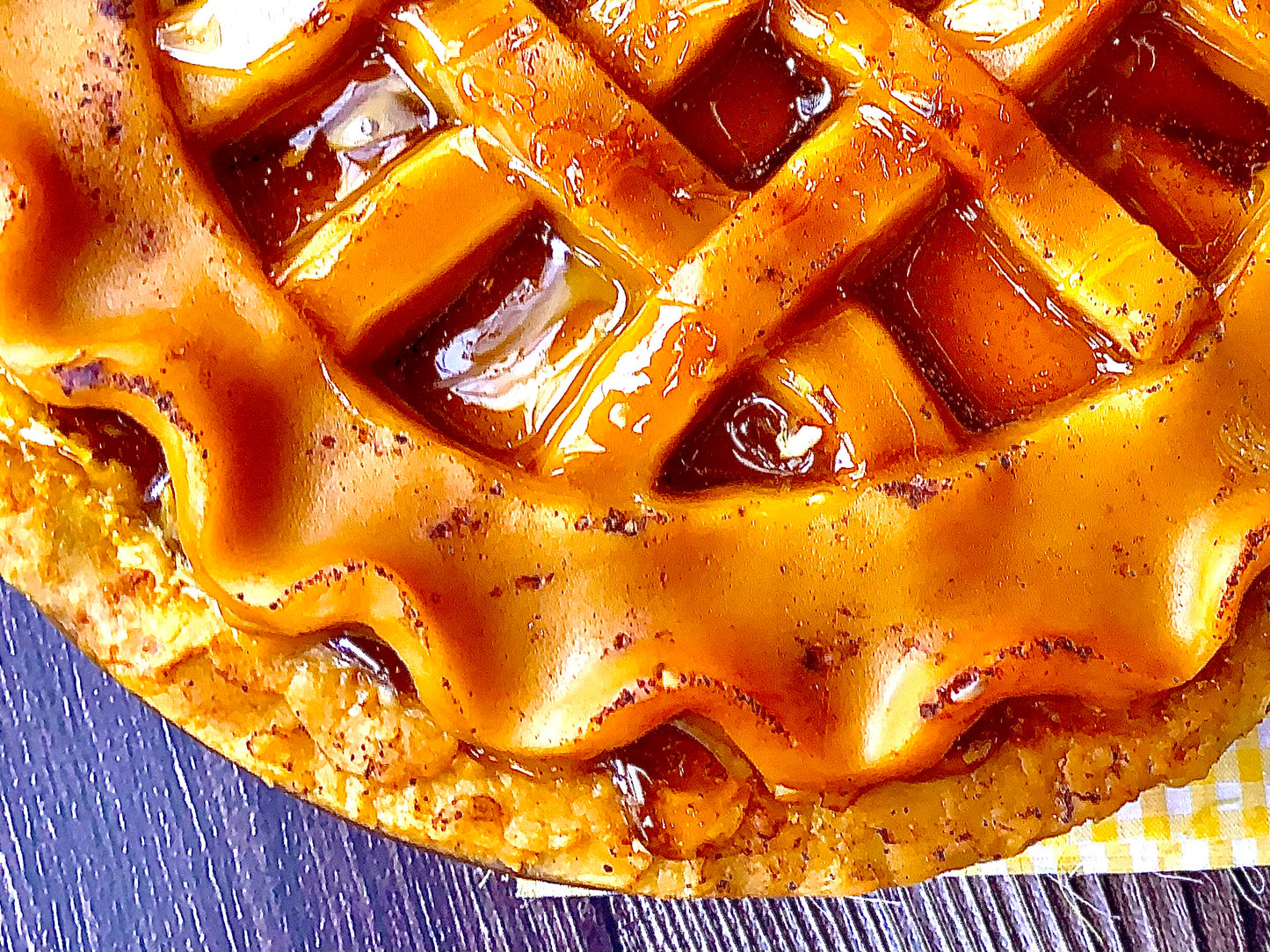 9" Deep Dish Baked Apple Pie Candle